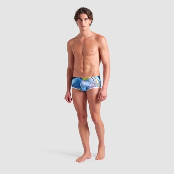 008836-550 ii Entra no futuro da natação com a Sunga de Banho Homem Arena One Print. Com um estampado marcante e detalhes contrastantes em branco, este design inovador é feito a partir de uma única peça de tecido com apenas uma costura, proporcionando uma sensação de segunda pele e um conforto incomparável. Ideal para treinos competitivos e natação frequente, a sua construção especial maximiza a hidrodinâmica.