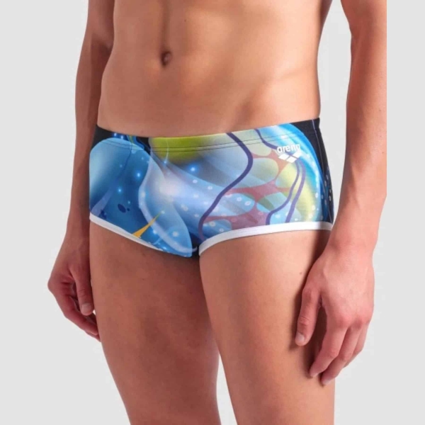 008836-550 iii Entra no futuro da natação com a Sunga de Banho Homem Arena One Print. Com um estampado marcante e detalhes contrastantes em branco, este design inovador é feito a partir de uma única peça de tecido com apenas uma costura, proporcionando uma sensação de segunda pele e um conforto incomparável. Ideal para treinos competitivos e natação frequente, a sua construção especial maximiza a hidrodinâmica.