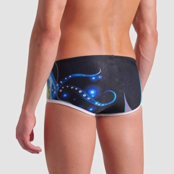 008836-550 iv Entra no futuro da natação com a Sunga de Banho Homem Arena One Print. Com um estampado marcante e detalhes contrastantes em branco, este design inovador é feito a partir de uma única peça de tecido com apenas uma costura, proporcionando uma sensação de segunda pele e um conforto incomparável. Ideal para treinos competitivos e natação frequente, a sua construção especial maximiza a hidrodinâmica.