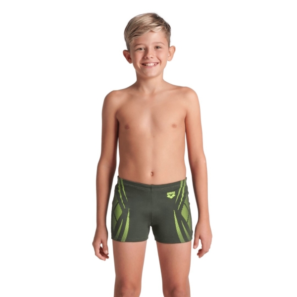 O Fato de Banho Menino Arena Poseidonia Short foi concebido para jovens nadadores que procuram uma opção estilosa e funcional para a piscina. Com um padrão subtil e moderno, estes swim shorts apresentam uma estética escura e discreta, perfeita tanto para treinos como para momentos de lazer.