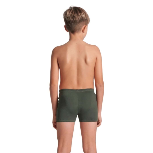 009008-306 i O Fato de Banho Menino Arena Poseidonia Short foi concebido para jovens nadadores que procuram uma opção estilosa e funcional para a piscina. Com um padrão subtil e moderno, estes swim shorts apresentam uma estética escura e discreta, perfeita tanto para treinos como para momentos de lazer.