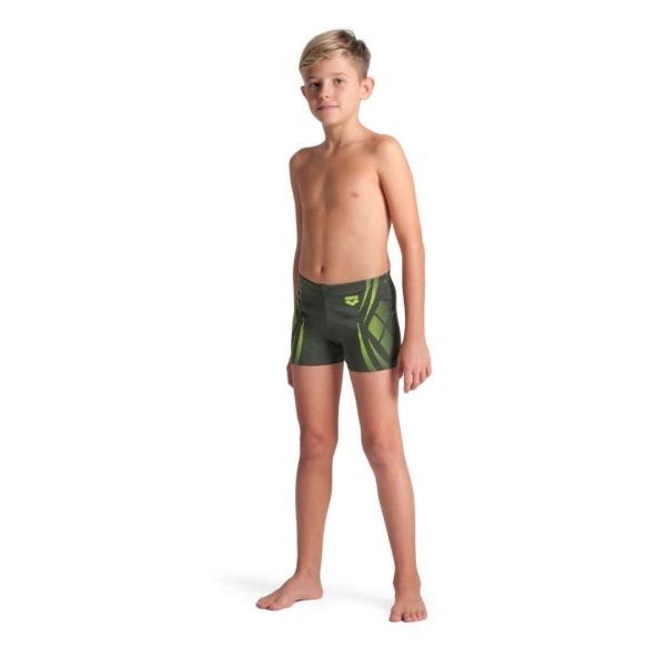 009008-306 ii O Fato de Banho Menino Arena Poseidonia Short foi concebido para jovens nadadores que procuram uma opção estilosa e funcional para a piscina. Com um padrão subtil e moderno, estes swim shorts apresentam uma estética escura e discreta, perfeita tanto para treinos como para momentos de lazer.