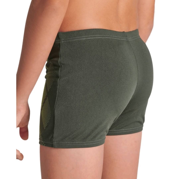 009008-306 iv O Fato de Banho Menino Arena Poseidonia Short foi concebido para jovens nadadores que procuram uma opção estilosa e funcional para a piscina. Com um padrão subtil e moderno, estes swim shorts apresentam uma estética escura e discreta, perfeita tanto para treinos como para momentos de lazer.