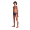 O Fato de Banho Menino Arena Poseidonia Briefs para rapazes, da linha arena Performance, são a escolha perfeita para nadadores competitivos e regulares que treinam frequentemente na piscina. Com um design elegante e resistente ao cloro, garantem desempenho e durabilidade.