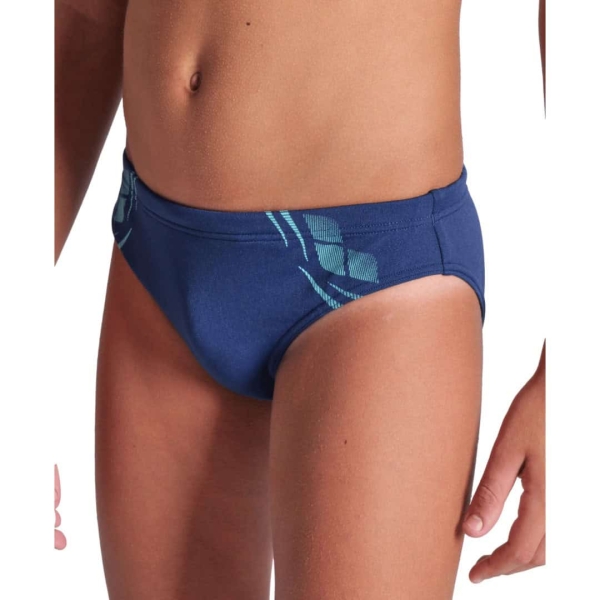 009009-708 iii O Fato de Banho Menino Arena Poseidonia Briefs para rapazes, da linha arena Performance, são a escolha perfeita para nadadores competitivos e regulares que treinam frequentemente na piscina. Com um design elegante e resistente ao cloro, garantem desempenho e durabilidade.