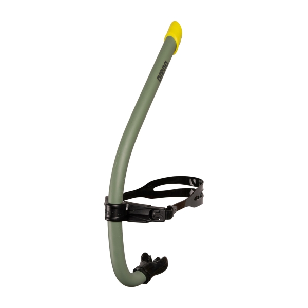 O Tubo de Snorkel Arena Pro III é um acessório de treino testado por atletas, ideal para aperfeiçoar a técnica de natação e a posição do corpo na água. Permite respirar debaixo de água sem precisar de levantar a cabeça para apanhar ar. Desenvolvido para oferecer estabilidade a altas velocidades, este snorkel é montado na parte frontal e possui uma tira ajustável para um ajuste seguro. Inclui duas boquilhas para personalização e dois reguladores de ar para variar a intensidade do treino respiratório. Disponível em várias cores e finalizado com a nossa Marca.
