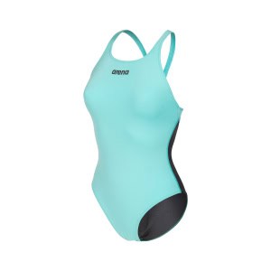 O Fato de Banho Mulher Arena Team Swim Pro Água é um fato de banho de treino resistente ao cloro, confortável e durável, ideal para natação frequente.