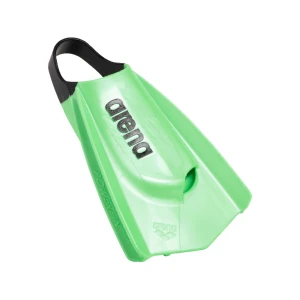 Melhora a tua técnica de pernada e a força da parte inferior do corpo com as nossas Barbatanas de Natação Arena Powerfin Pro II Lima. Foram desenhadas com uma lâmina curta e inclinada para maximizar o impulso para a frente, enquanto o calcanhar aberto e a abertura para os dedos garantem flexibilidade, pernadas mais rápidas e conforto. Personalizadas para o pé esquerdo e direito, cada barbatana possui laterais com sulcos para melhorar o controlo.