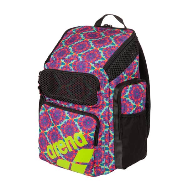 A Mochila Arena One Go 45 Floral, com design de abertura superior, permite arrumar e aceder aos teus pertences de forma fácil e prática.