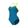 Elegância e performance no mesmo modelo: o Fato de Banho Arena Tie Back Solid Azul Cosmo combina ajuste personalizado, corte alto e tecido MaxLife Eco resistente ao cloro.