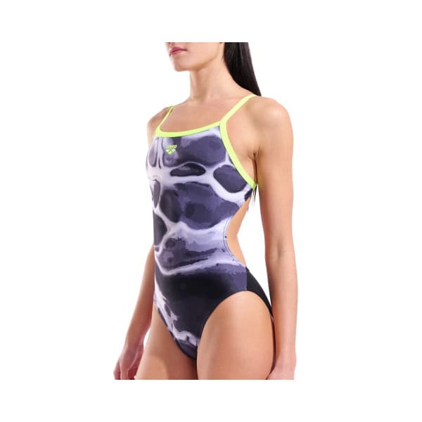 011711-556_1 Fato de Banho Mulher Arena Earth Preto-Multicor: resistente ao cloro, com costas abertas, corte alto e tecido MaxLife Eco para treino regular.
